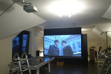 Свежая идея для дизайна: изолированный домашний кинотеатр среднего размера в классическом стиле с проектором - отличное фото интерьера