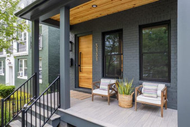 Diseño de terraza columna minimalista grande en patio delantero y anexo de casas con columnas, entablado y barandilla de metal