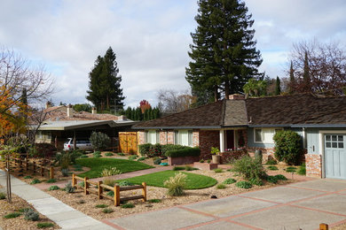Photo of a mid-sized farmhouse full sun and drought-tolerant front yard gravel landscaping in San Francisco.