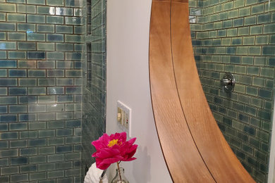Imagen de cuarto de baño marinero con baldosas y/o azulejos azules y baldosas y/o azulejos de cerámica
