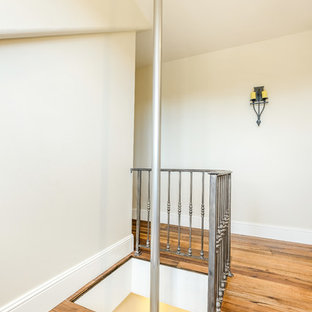 Bild på en mellanstor vintage hall, med beige väggar och mellanmörkt trägolv