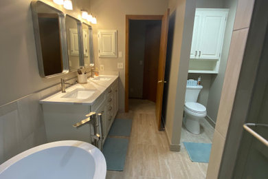 Transitional bathroom photo in Omaha