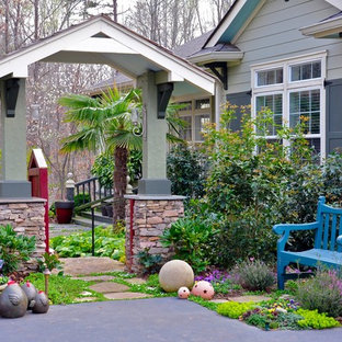 Mittelgroßer, Schattiger Stilmix Vorgarten mit Dielen und Kübelpflanzen in Sonstige