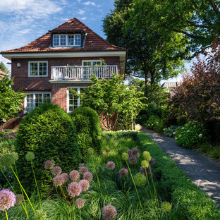 Zweistöckiges, Rotes Klassisches Einfamilienhaus mit Backsteinfassade, Walmdach und Ziegeldach in Hamburg