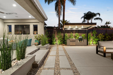 Design ideas for a mid-sized modern landscaping in San Diego.