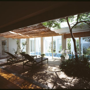 東京都下のトロピカルスタイルのおしゃれなプールの写真