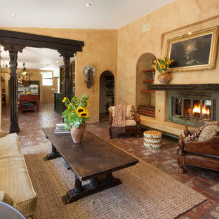Imagen de salón mediterráneo con suelo de ladrillo