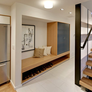 Inspiration för en funkis hall, med vita väggar