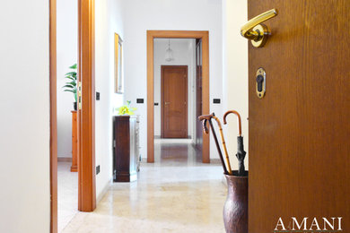 Idee per un ingresso chic di medie dimensioni con pareti bianche, pavimento in marmo, una porta singola, una porta in legno scuro e pavimento beige