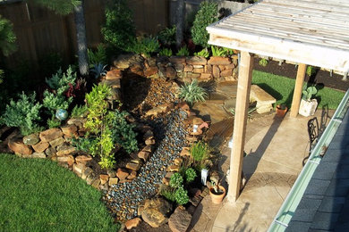 Photo of a traditional landscaping in Houston.