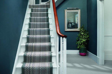 ハートフォードシャーにあるコンテンポラリースタイルのおしゃれな階段の写真