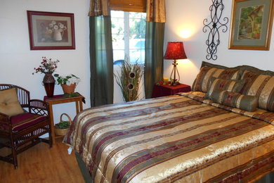 Example of a bedroom design in San Diego