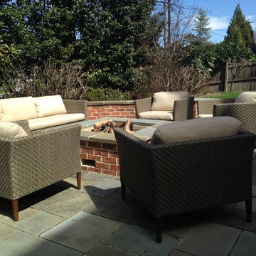 Outdoor gas fire pit