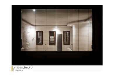 Foto de entrada minimalista con paredes blancas, puerta simple, puerta blanca y suelo marrón