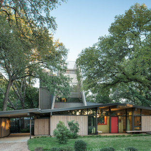 オースティンのミッドセンチュリースタイルのおしゃれな平屋 (木材サイディング、切妻屋根) の写真