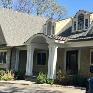 Große Klassische Küche in U-Form mit Vorratsschrank, Unterbauwaschbecken, flächenbündigen Schrankfronten, weißen Schränken, Glas-Arbeitsplatte, Küchenrückwand in Weiß, Glasrückwand, Elektrogeräten mit Frontblende, dunklem Holzboden, Kücheninsel und braunem Boden in New York