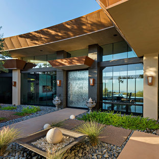 フェニックスのモダンスタイルのおしゃれな家の外観 (アドベサイディング、ベージュの外壁、陸屋根) の写真