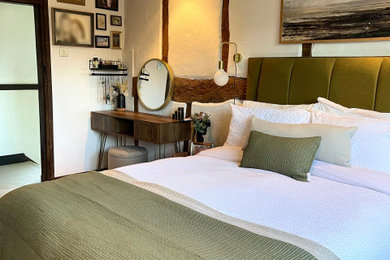 Ejemplo de dormitorio principal tradicional de tamaño medio con paredes blancas, moqueta y vigas vistas