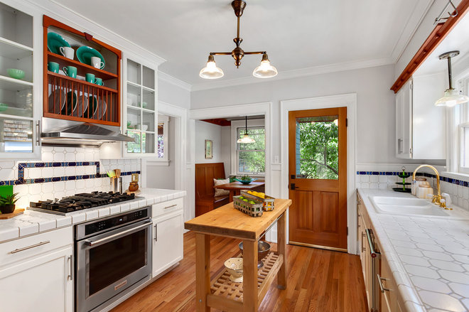 Craftsman Kitchen by Seattle Staged to Sell and Design LLC