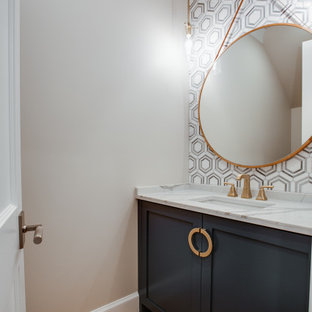 Ispirazione per un bagno di servizio classico di medie dimensioni con ante in stile shaker, ante blu, WC a due pezzi, pistrelle in bianco e nero, piastrelle di marmo, pareti grigie, pavimento in legno massello medio, lavabo sottopiano, top in quarzo composito, pavimento giallo, top bianco e mobile bagno incassato