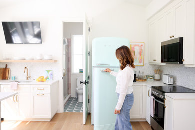 Beach style kitchen photo in Charleston