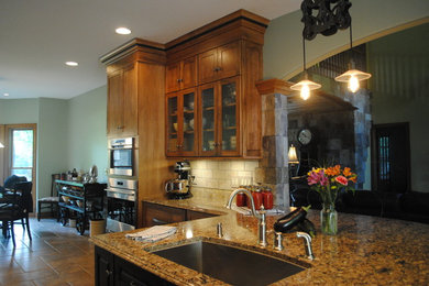 Example of a classic kitchen design in Cleveland