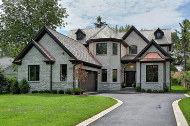 Example of a mountain style home design design in Chicago