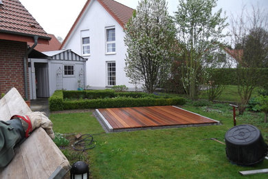 Exemple d'un jardin tendance avec une exposition ensoleillée et une terrasse en bois.