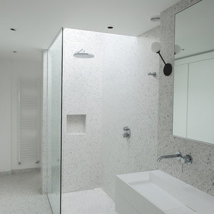 Cette photo montre une salle de bain moderne avec une douche ouverte, sol en terrazzo et aucune cabine.