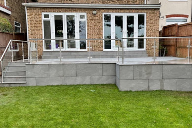 Diseño de jardín minimalista extra grande en patio trasero con jardín francés y privacidad