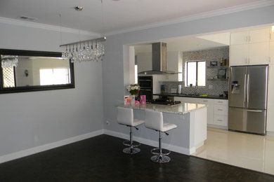 Kitchen - contemporary kitchen idea in Los Angeles