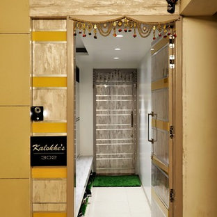 プネーのモダンスタイルのおしゃれな玄関の写真