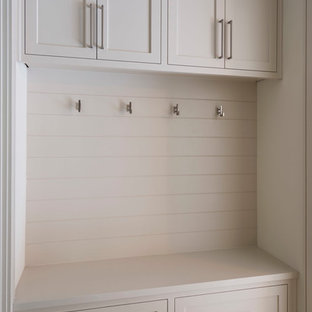 Foto di un piccolo ingresso con anticamera chic con pareti beige, pavimento in gres porcellanato, una porta singola e una porta in legno chiaro