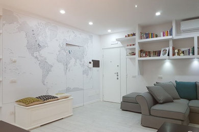 Ispirazione per un grande ingresso minimal con pareti bianche, pavimento in legno massello medio, una porta singola, una porta bianca e pavimento bianco