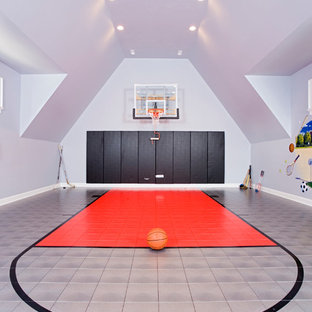 シカゴのコンテンポラリースタイルのおしゃれな室内コート (グレーの壁) の写真