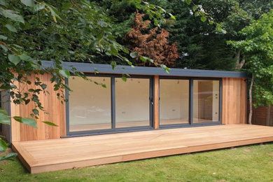 Extension maison bois une pièce supplémentaire à toit plat.