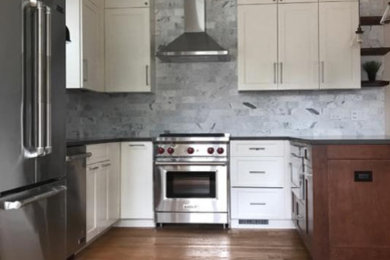 Kitchen - kitchen idea in Chicago