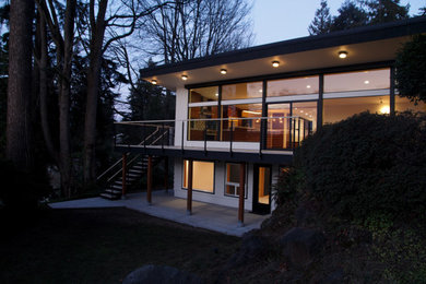 Example of a mid-century modern exterior home design in Seattle