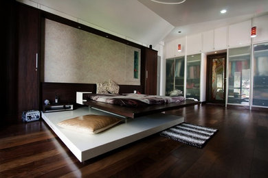 バンガロールにある広いコンテンポラリースタイルのおしゃれな主寝室 (白い壁、濃色無垢フローリング) のインテリア