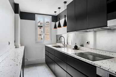 Idées déco pour une cuisine parallèle contemporaine fermée et de taille moyenne avec un évier encastré, un placard à porte plane, une crédence métallisée, un sol en travertin, aucun îlot, un sol beige et un plan de travail blanc.
