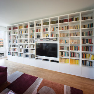 Idéer för att renovera ett mellanstort funkis vardagsrum, med ett bibliotek, vita väggar, mellanmörkt trägolv och en inbyggd mediavägg