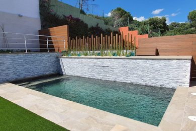 Piscina con jardinera y cascada