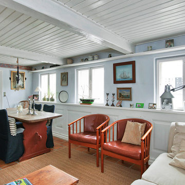 Bemærk den lange vindueskarm i hele stuens længde og hylden over vinduerne