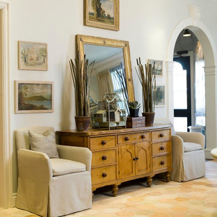 Inspiration för stora klassiska hallar, med vita väggar och klinkergolv i terrakotta