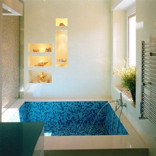 Foto di una stanza da bagno padronale moderna di medie dimensioni con ante lisce, ante bianche, vasca freestanding, vasca/doccia, piastrelle bianche, piastrelle di ciottoli, pareti bianche, pavimento in vinile, top in legno, pavimento turchese, doccia aperta e top bianco