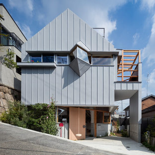 神戸のコンテンポラリースタイルのおしゃれな三階建ての家 (グレーの外壁、切妻屋根、戸建) の写真