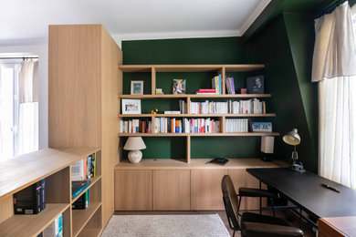 Idées déco pour un bureau contemporain avec un mur vert, parquet foncé, un bureau indépendant et un sol marron.