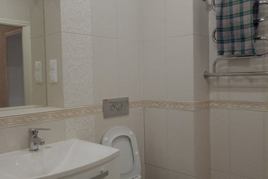 Источник вдохновения для домашнего уюта: главная ванная комната среднего размера в классическом стиле с ванной на ножках, инсталляцией и подвесной раковиной