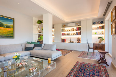 Foto di un grande soggiorno minimal aperto con pavimento marrone e pareti in legno