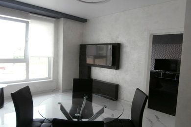 Diseño de salón abierto actual de tamaño medio con paredes blancas, suelo de baldosas de porcelana, televisor colgado en la pared y suelo blanco